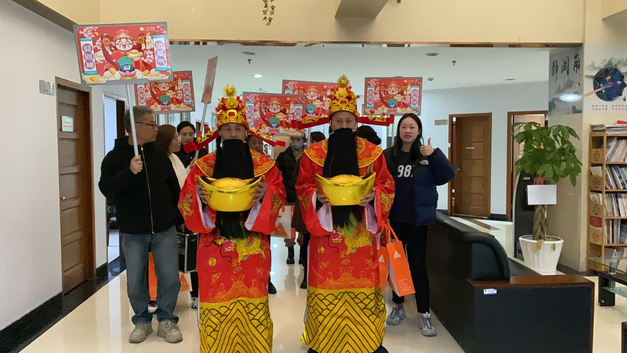 正月十五元宵到，財(cái)神到來，請(qǐng)接福！